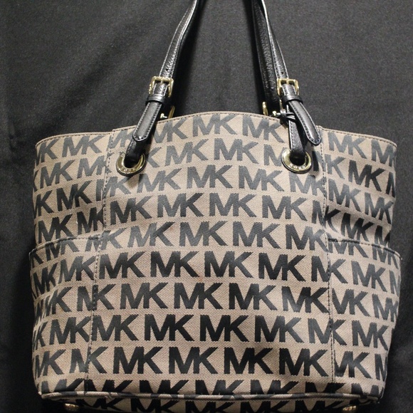 Classic Michael Kors Large Purse - Picture 1 of 6